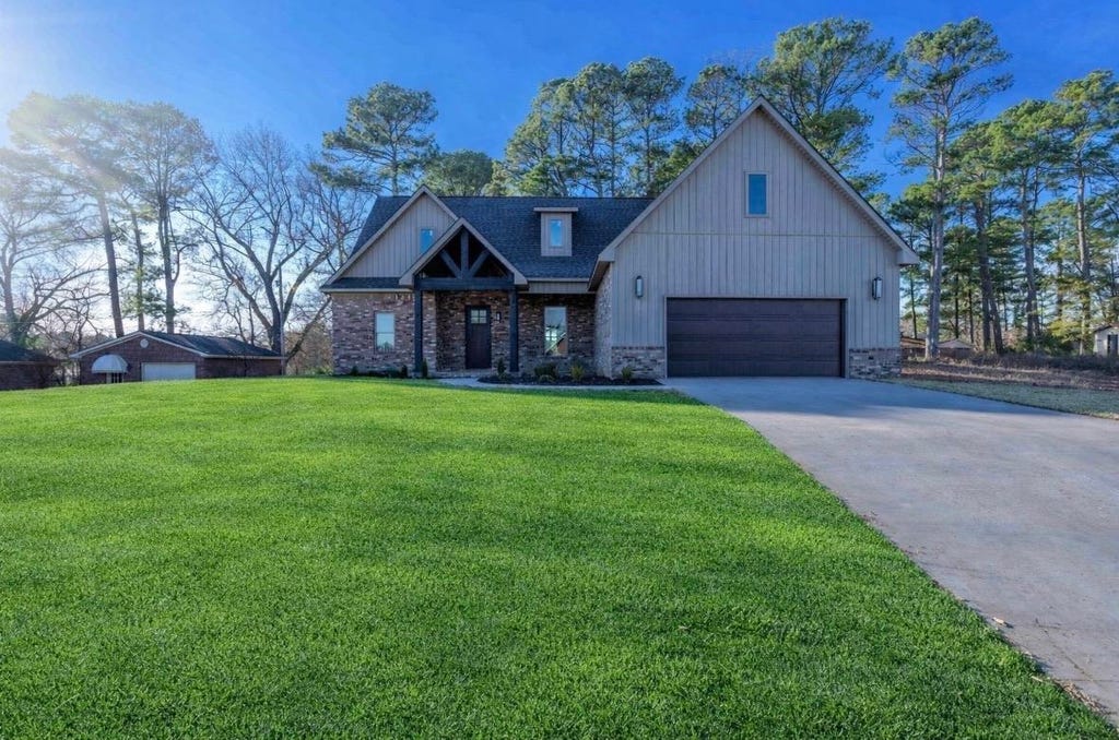 Photo of 687 Oakview Cir, Killen, AL 35645 (MLS # 529477)