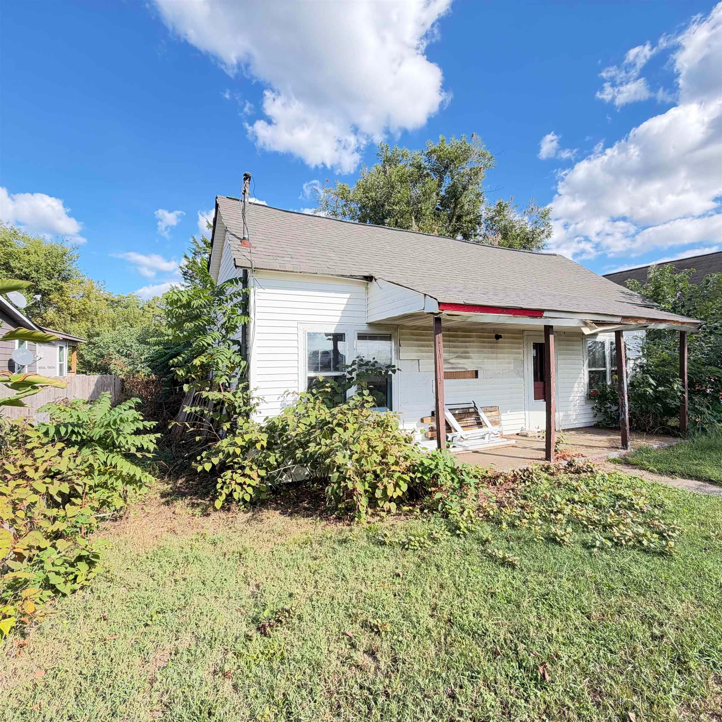 338 Thompson St - Photo 2
