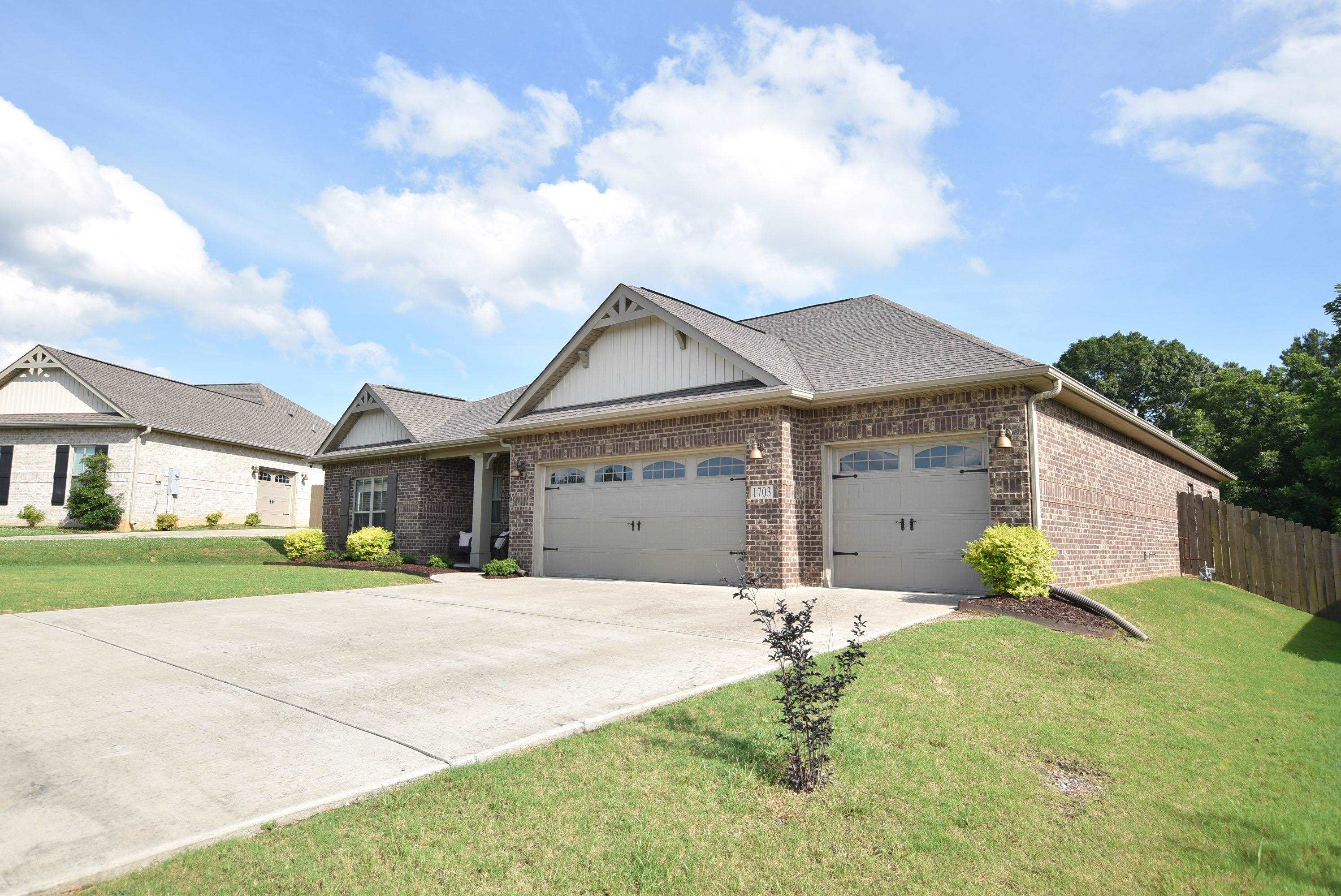 1703 Meadow Brook Dr SE