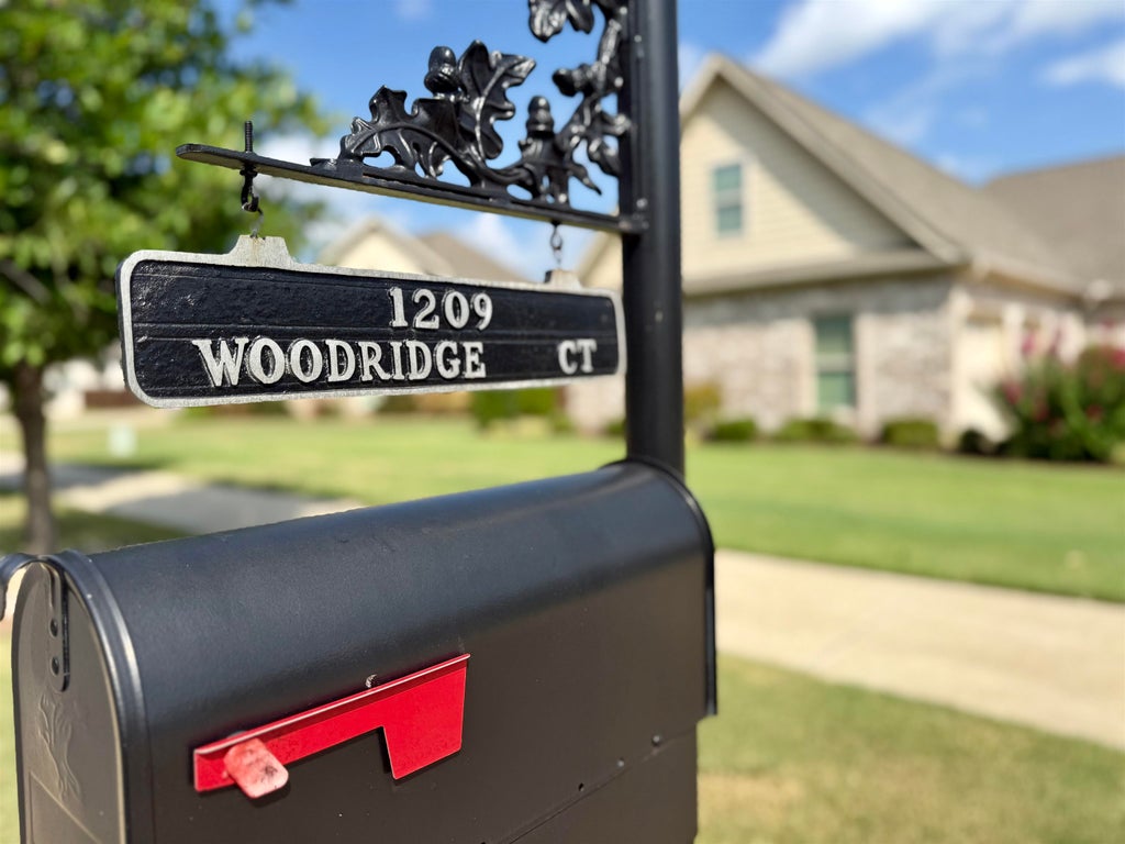 Photo of 1209 Woodridge Ct, Florence, AL 35630 (MLS # 531148)