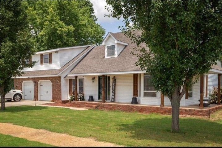 Photo of 306 Fulton St, Muscle Shoals, AL 35661 (MLS # 530031)