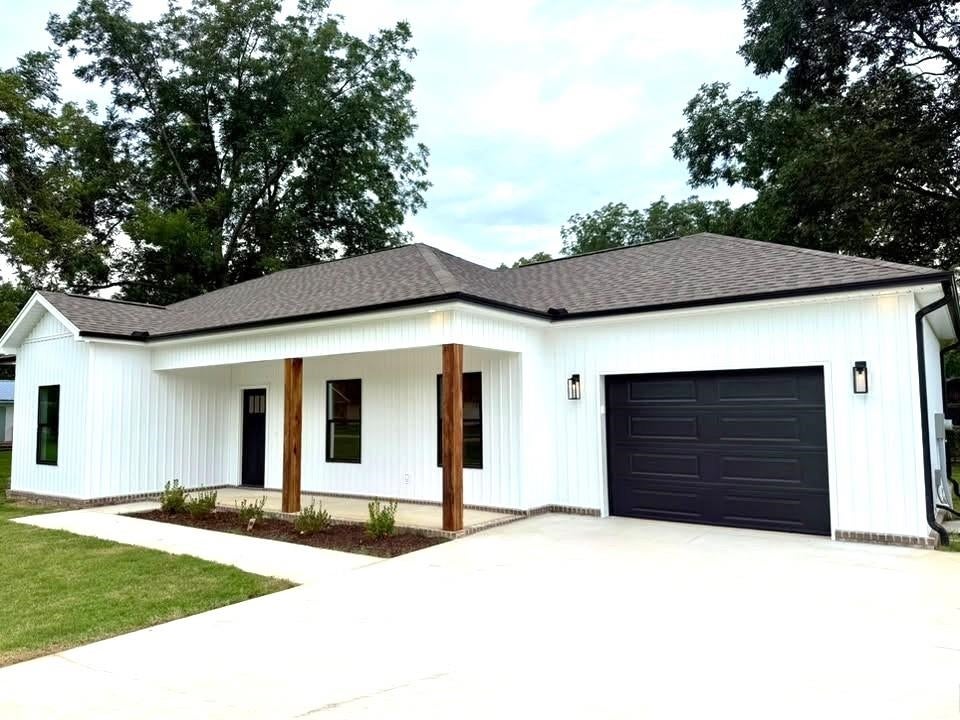 Photo of 3408 Brush St, Muscle Shoals, AL 35661 (MLS # 531003)