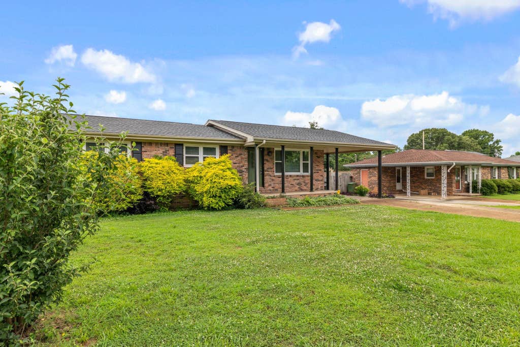 Photo of 708 Elmhurst Ave, Muscle Shoals, AL 35674 (MLS # 529469)