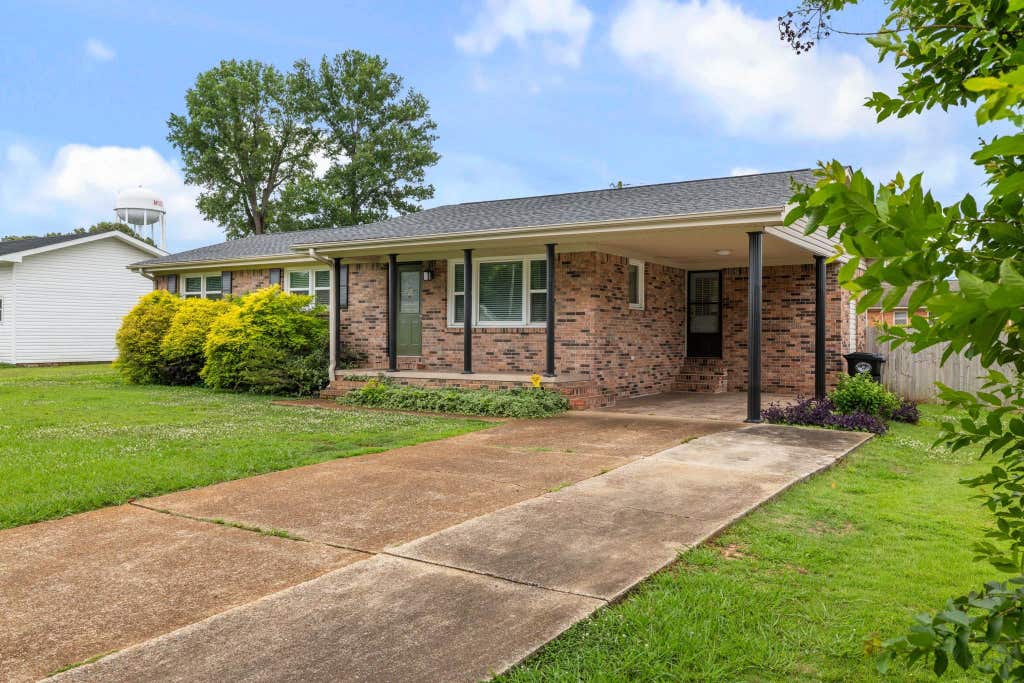 Photo of 708 Elmhurst Ave, Muscle Shoals, AL 35674 (MLS # 529469)