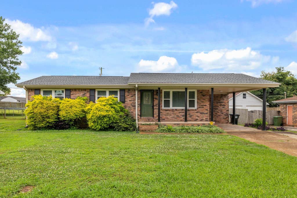Photo of 708 Elmhurst Ave, Muscle Shoals, AL 35674 (MLS # 529469)