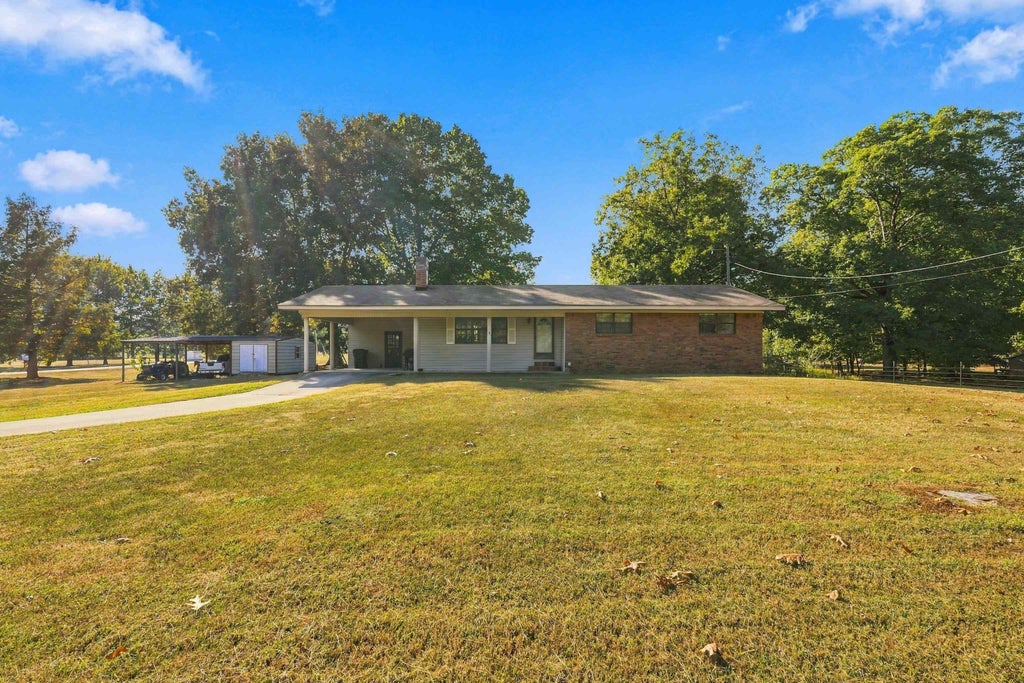Photo of 1015 Smokey Rd, Cherokee, AL 35616 (MLS # 531717)