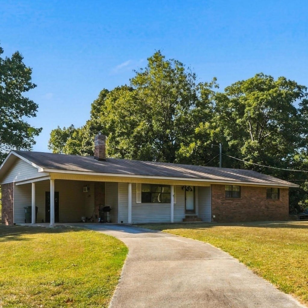 Photo of 1015 Smokey Rd, Cherokee, AL 35616 (MLS # 531717)