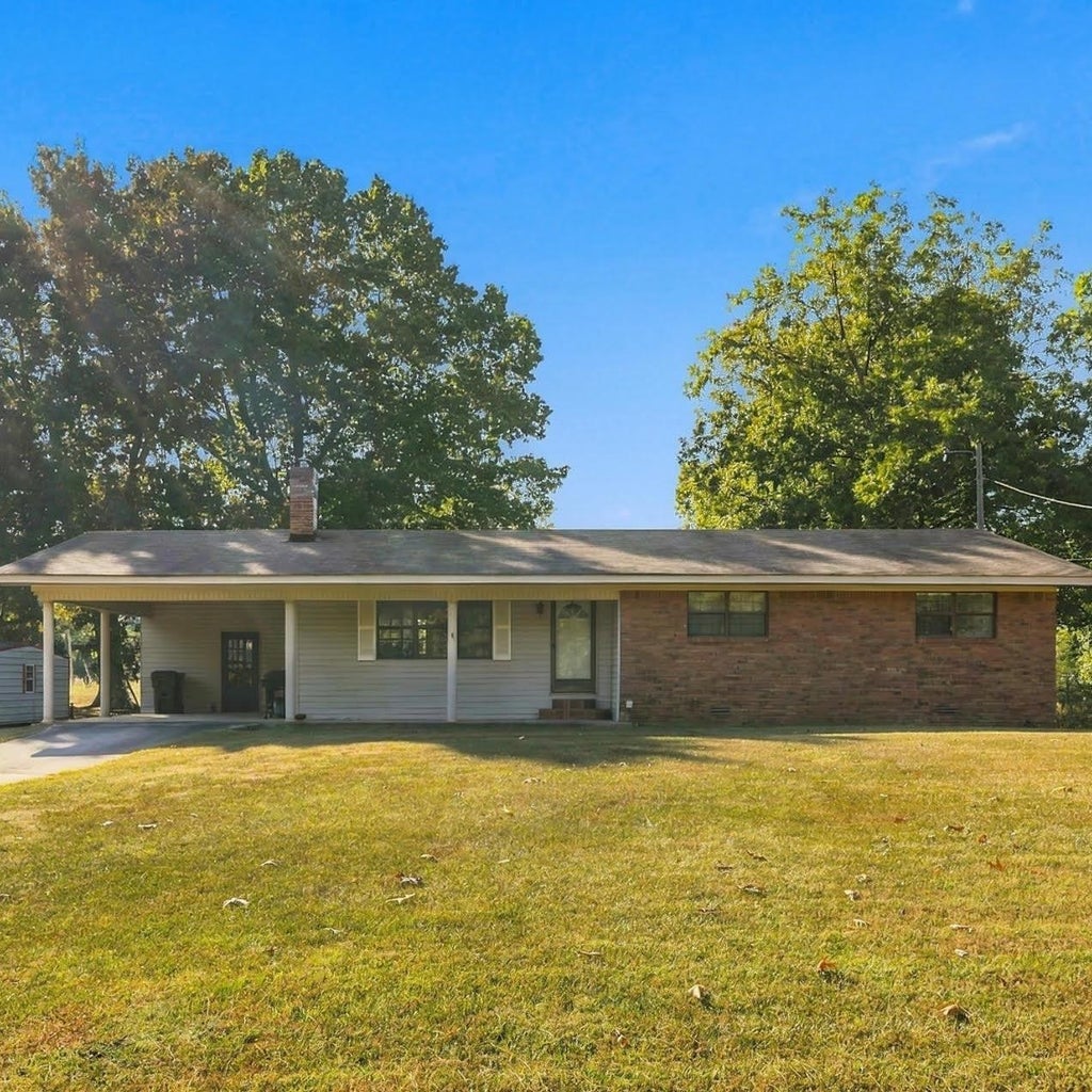 Photo of 1015 Smokey Rd, Cherokee, AL 35616 (MLS # 531717)