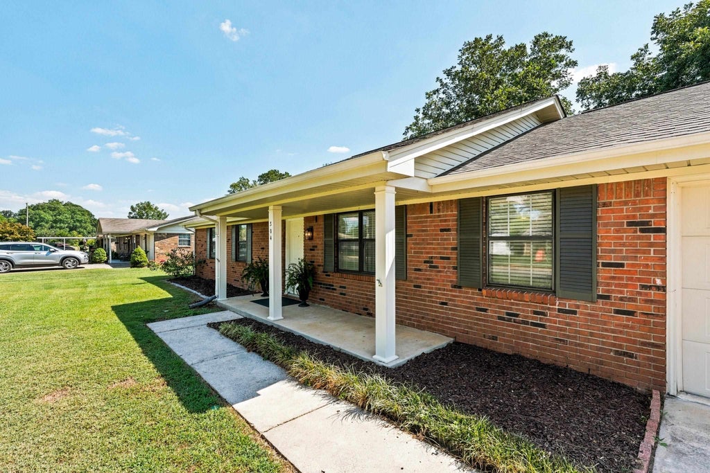 Photo of 304 W Richton Ave, Muscle Shoals, AL 35661 (MLS # 531350)