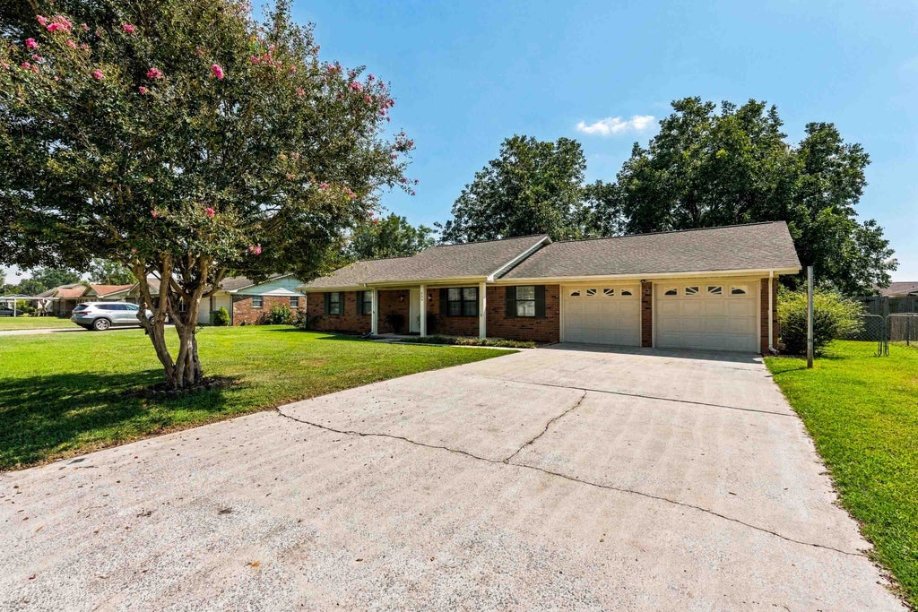 Photo of 304 W Richton Ave, Muscle Shoals, AL 35661 (MLS # 531350)