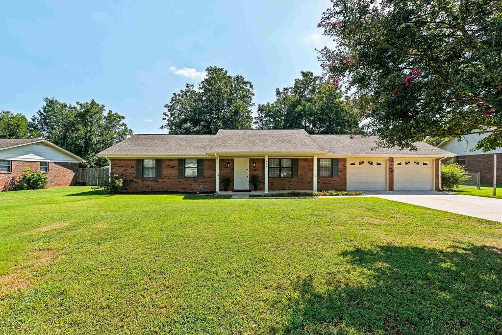 Photo of 304 W Richton Ave, Muscle Shoals, AL 35661 (MLS # 531350)