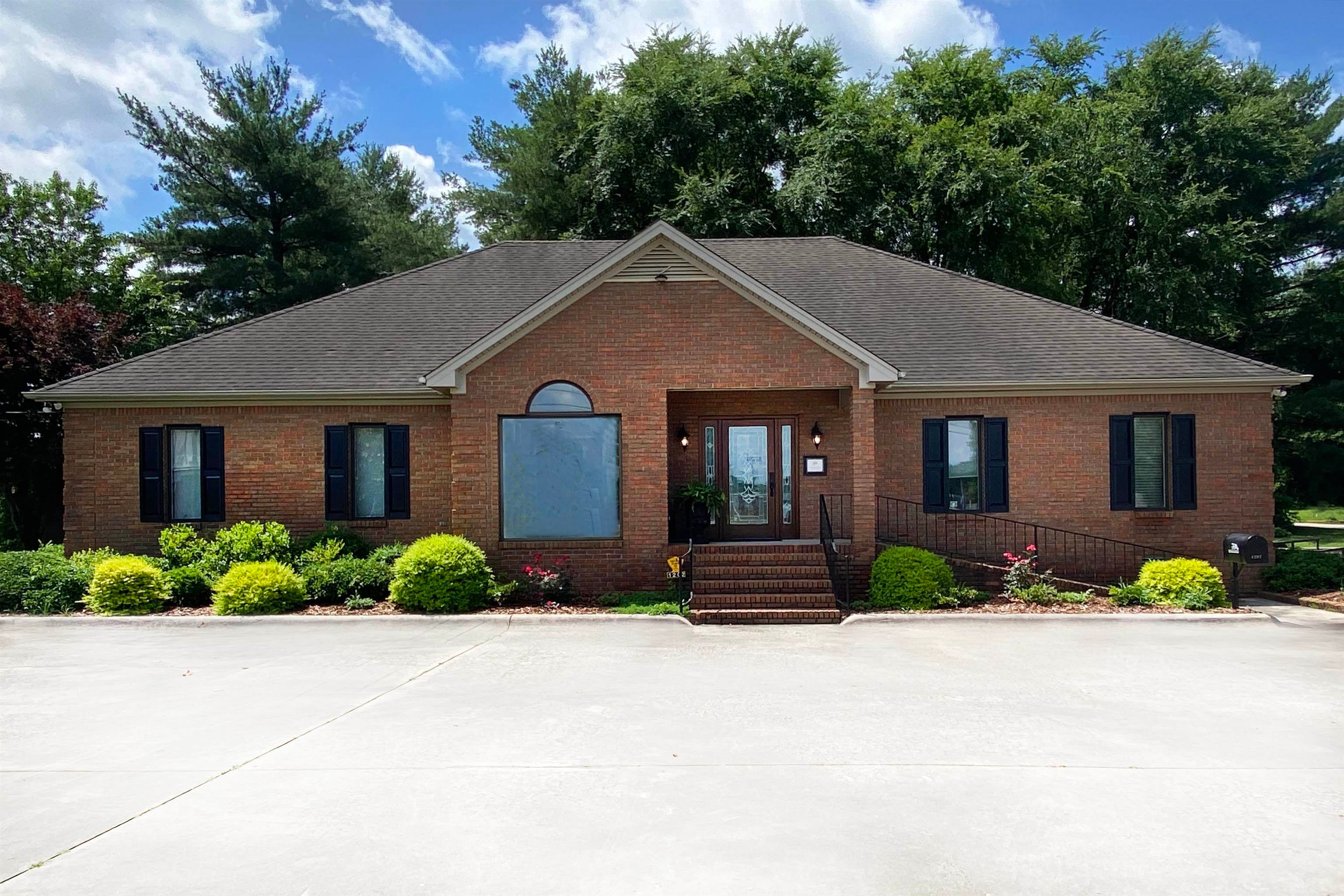 1202 Bradshaw Dr, Florence, AL 35630