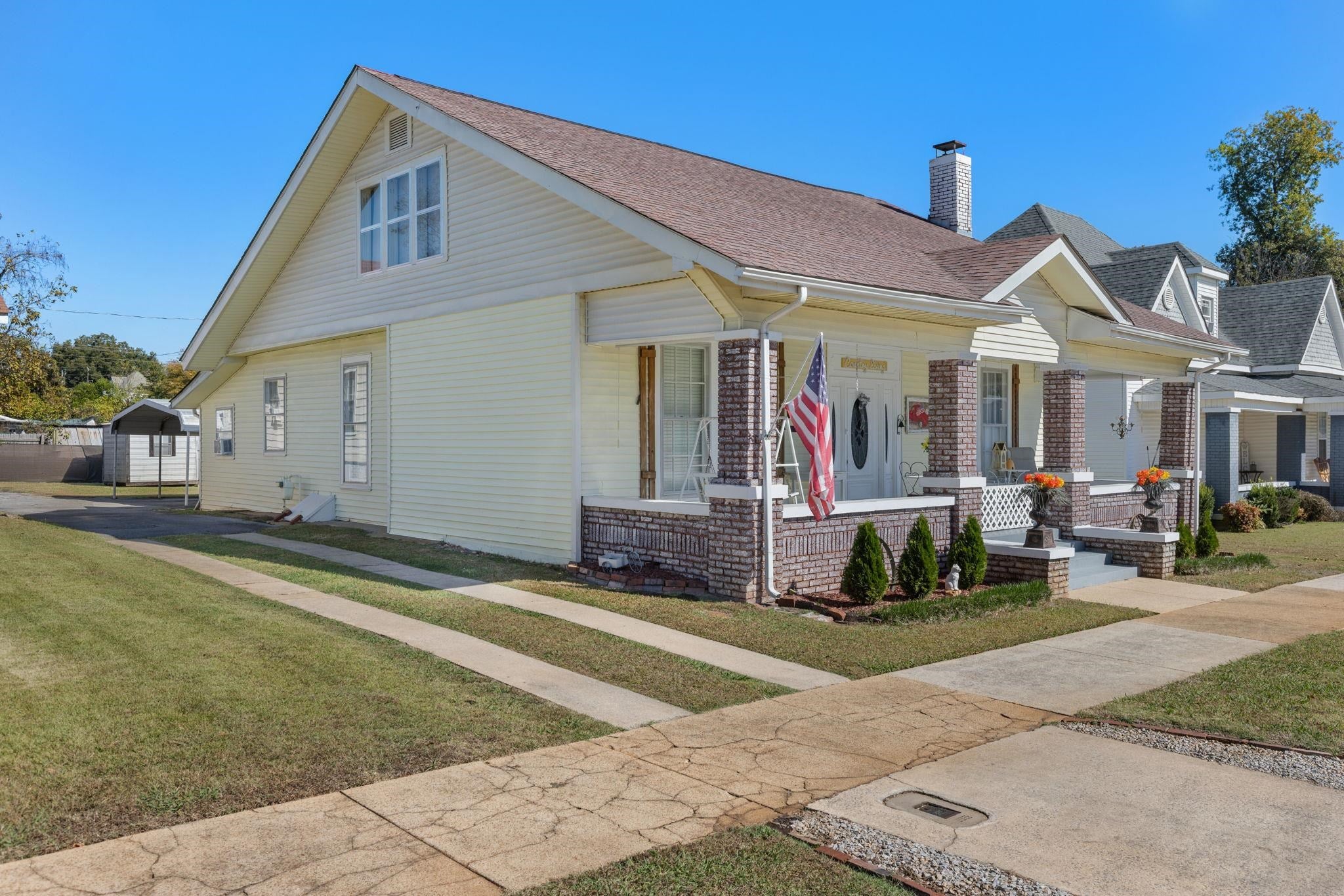 302 W 6th St - Photo 3