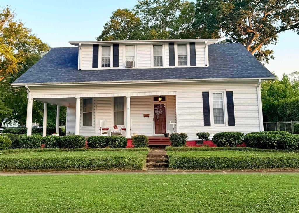 Photo of 408 E 6th St, Tuscumbia, AL 35674 (MLS # 529602)