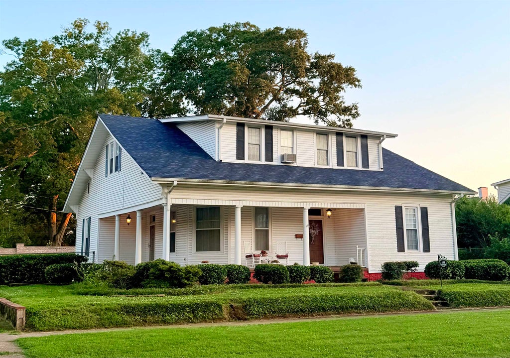 Photo of 408 E 6th St, Tuscumbia, AL 35674 (MLS # 529602)
