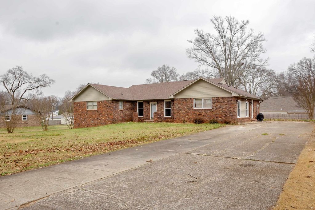 Photo of 911 Michigan Ave, Muscle Shoals, AL 35661 (MLS # 530015)