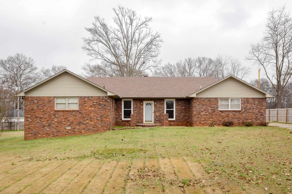 Photo of 911 Michigan Ave, Muscle Shoals, AL 35661 (MLS # 530015)