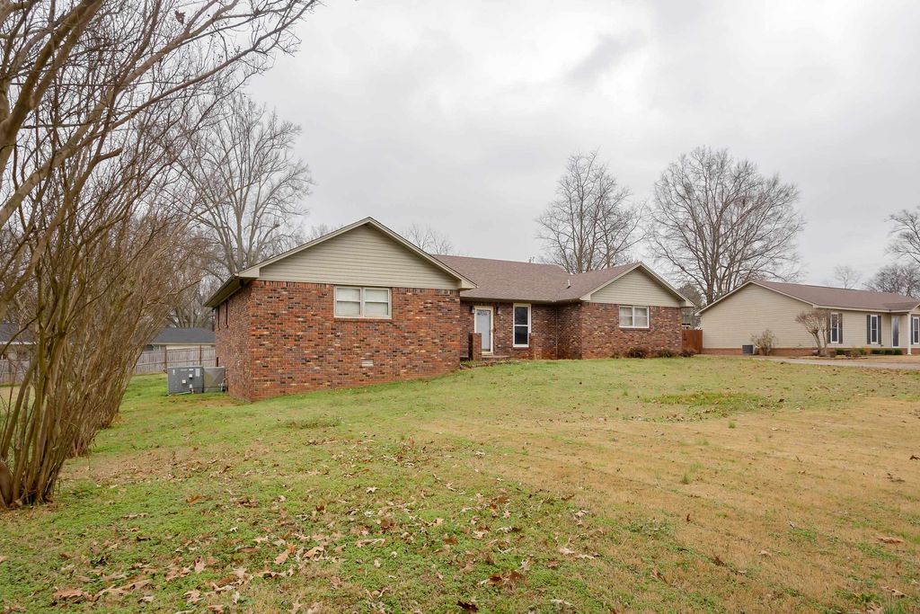 Photo of 911 Michigan Ave, Muscle Shoals, AL 35661 (MLS # 530015)