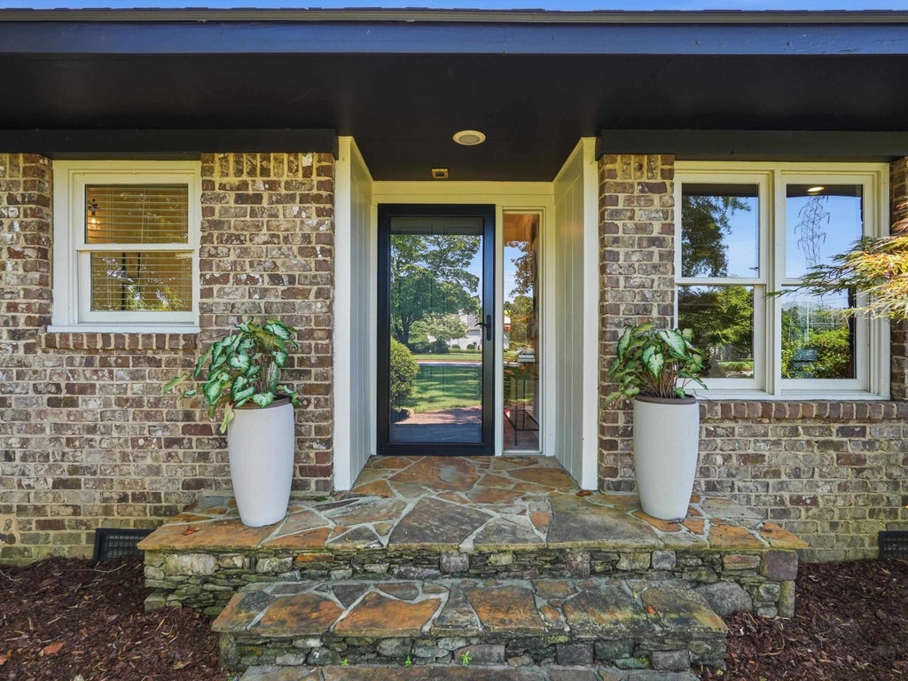 Photo of 2210 SE Meadow Brook Dr SE, Decatur, AL 35601 (MLS # 530197)