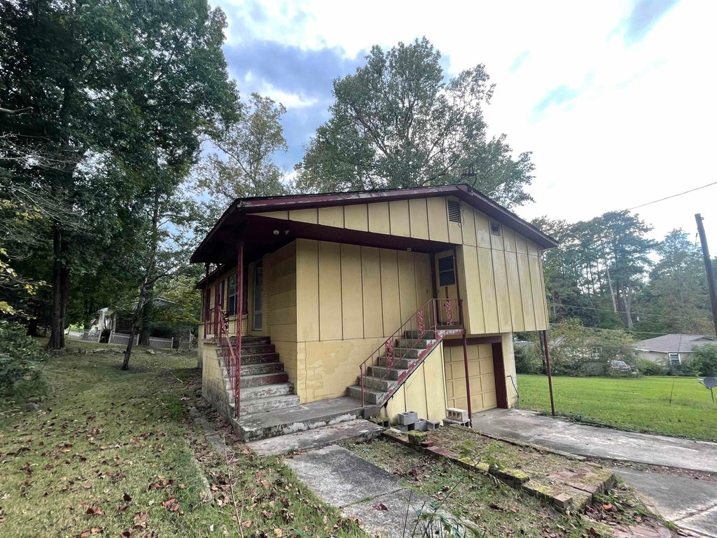 Photo of 1315 NW Maple Dr, Cullman, AL 35055 (MLS # 531485)