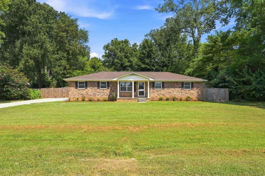 Photo of 725 Dearborn St, Muscle Shoals, AL 35661 (MLS # 531132)