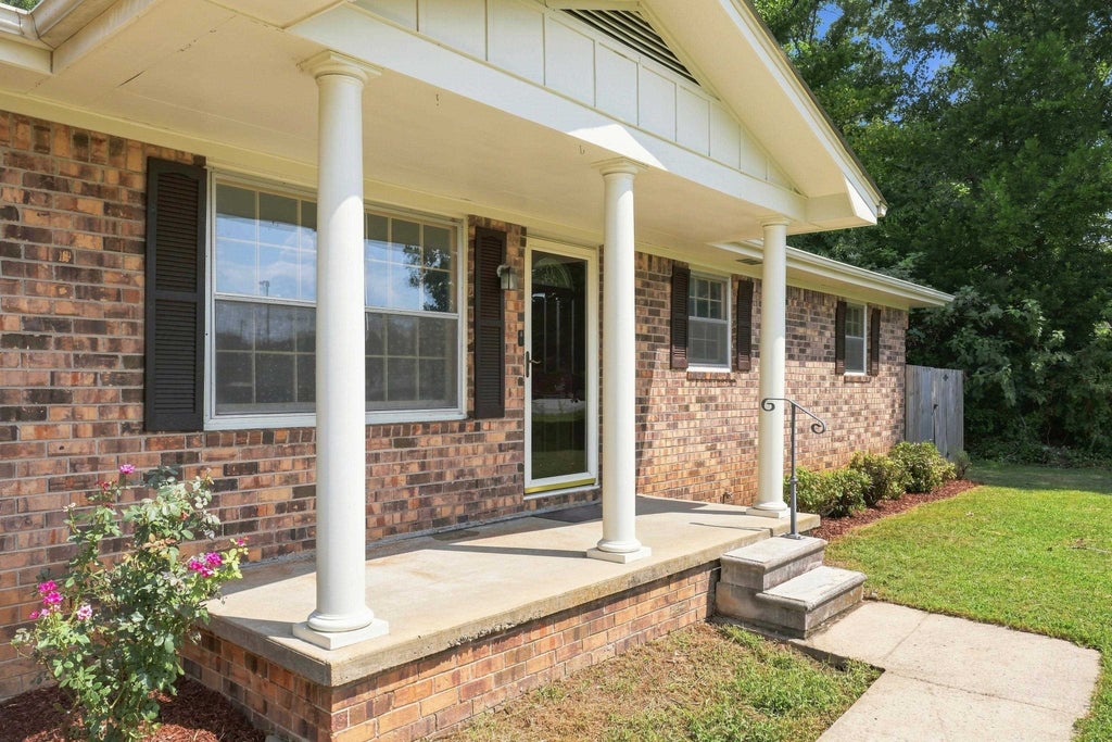 Photo of 725 Dearborn St, Muscle Shoals, AL 35661 (MLS # 531132)