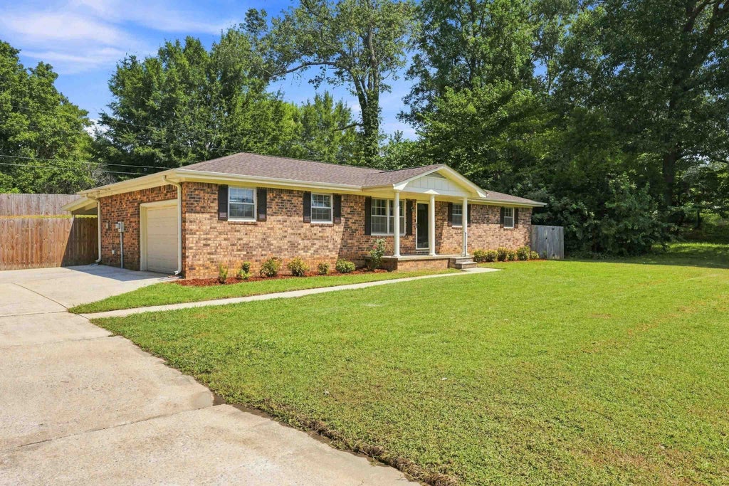 Photo of 725 Dearborn St, Muscle Shoals, AL 35661 (MLS # 531132)