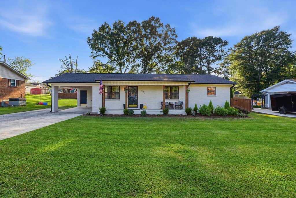 Photo of 801 Cooper Ln SW, Hartselle, AL 35640 (MLS # 529430)