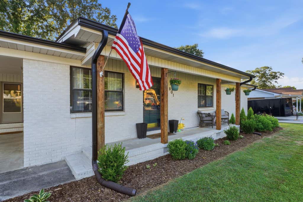 Photo of 801 Cooper Ln SW, Hartselle, AL 35640 (MLS # 529430)