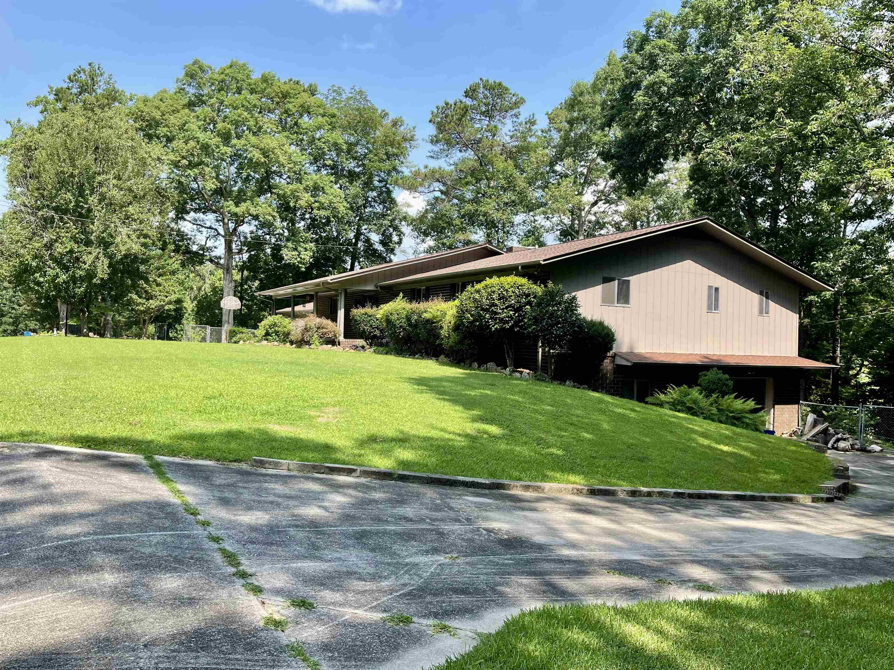 906 Scenic Dr NE