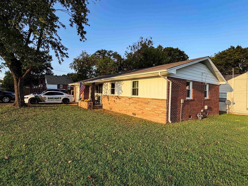 Photo of 400 N Hook St N, Tuscumbia, AL 35674 (MLS # 531167)