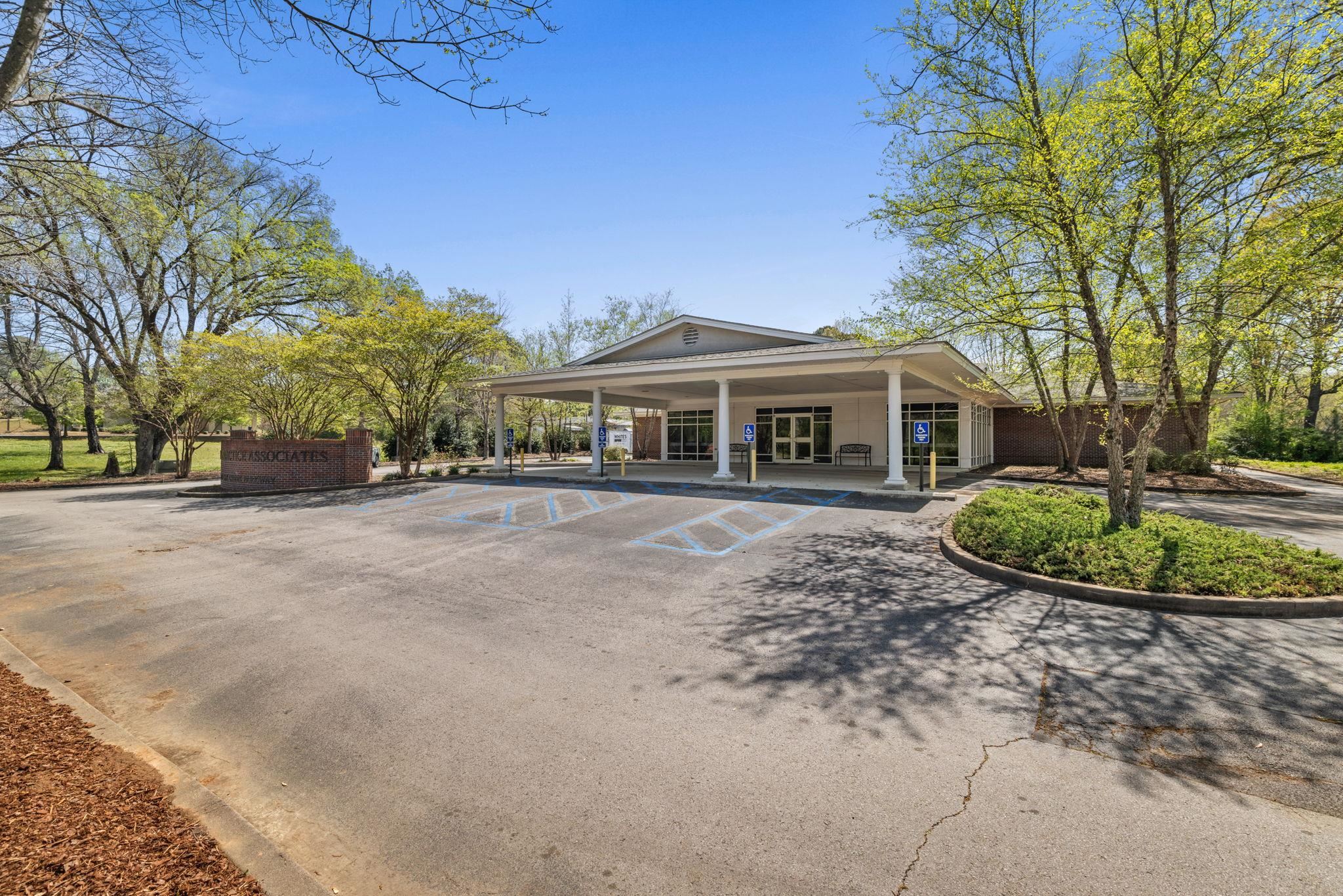 727 Cox Creek Pkwy, Florence, AL 35630