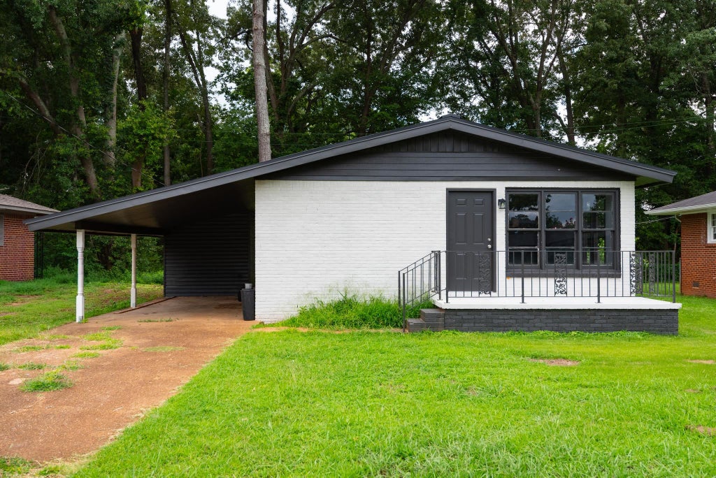 Photo of 1110 Paul E Johnson Dr, Tuscumbia, AL 35674 (MLS # 530109)