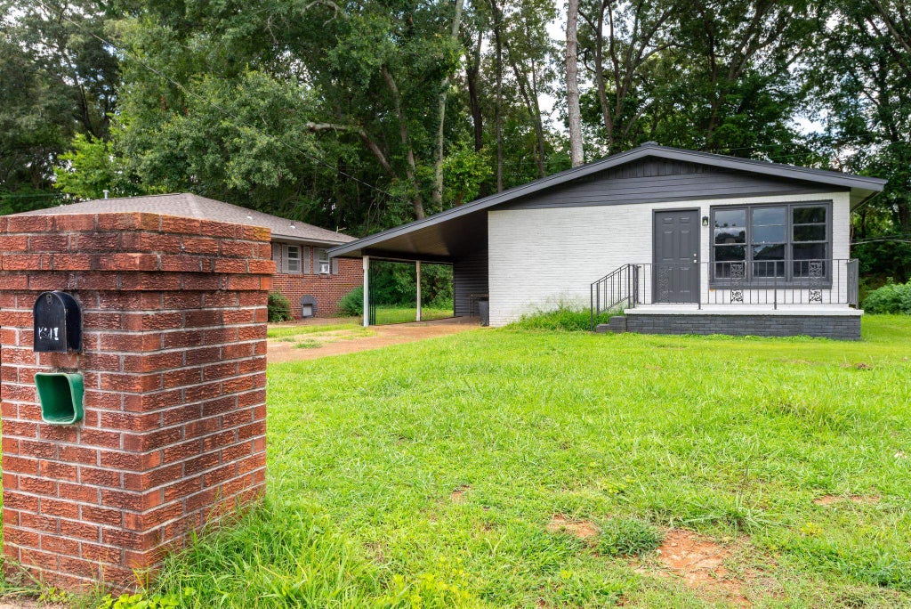 Photo of 1110 Paul E Johnson Dr, Tuscumbia, AL 35674 (MLS # 530109)