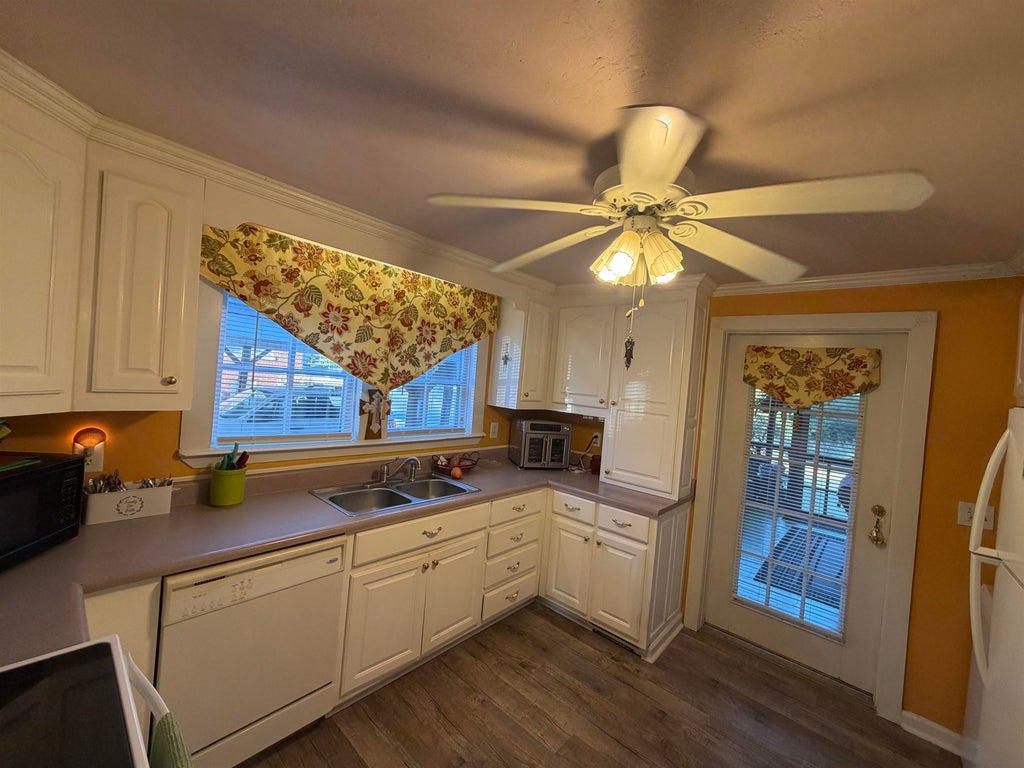 Photo of 1008 Jackson Ave, Russellville, AL 35653 (MLS # 531572)