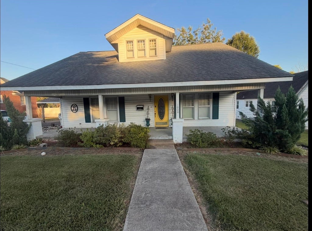 Photo of 1008 Jackson Ave, Russellville, AL 35653 (MLS # 531572)