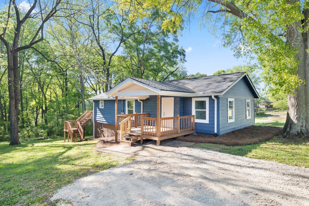 Photo of 1540 Woodmont Dr, Tuscumbia, AL 35674 (MLS # 531264)