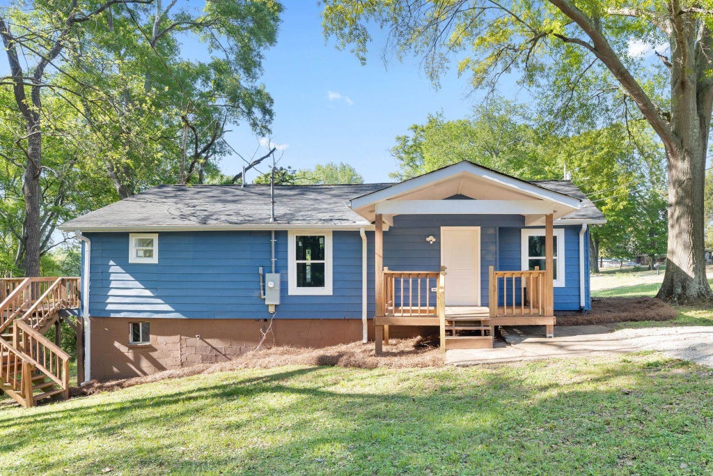Photo of 1540 Woodmont Dr, Tuscumbia, AL 35674 (MLS # 531264)
