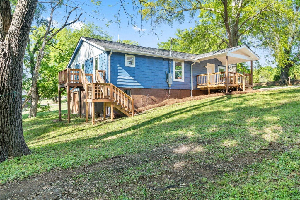 Photo of 1540 Woodmont Dr, Tuscumbia, AL 35674 (MLS # 531264)