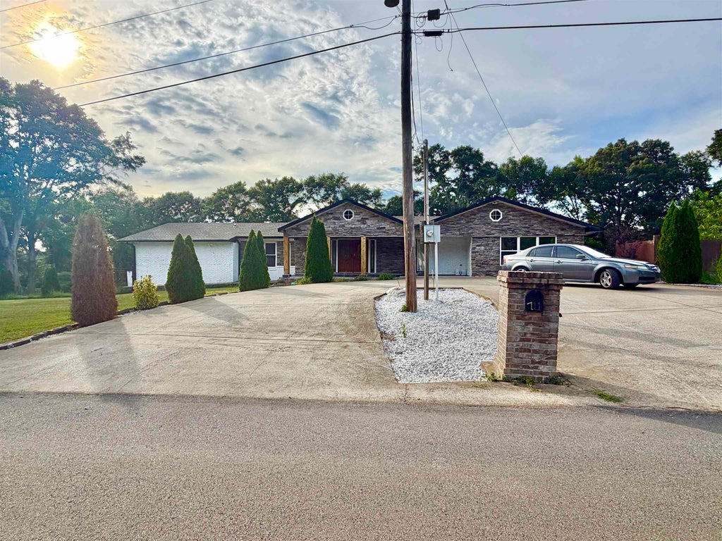 Photo of 711 Magnolia St, Muscle Shoals, AL 35661 (MLS # 530310)