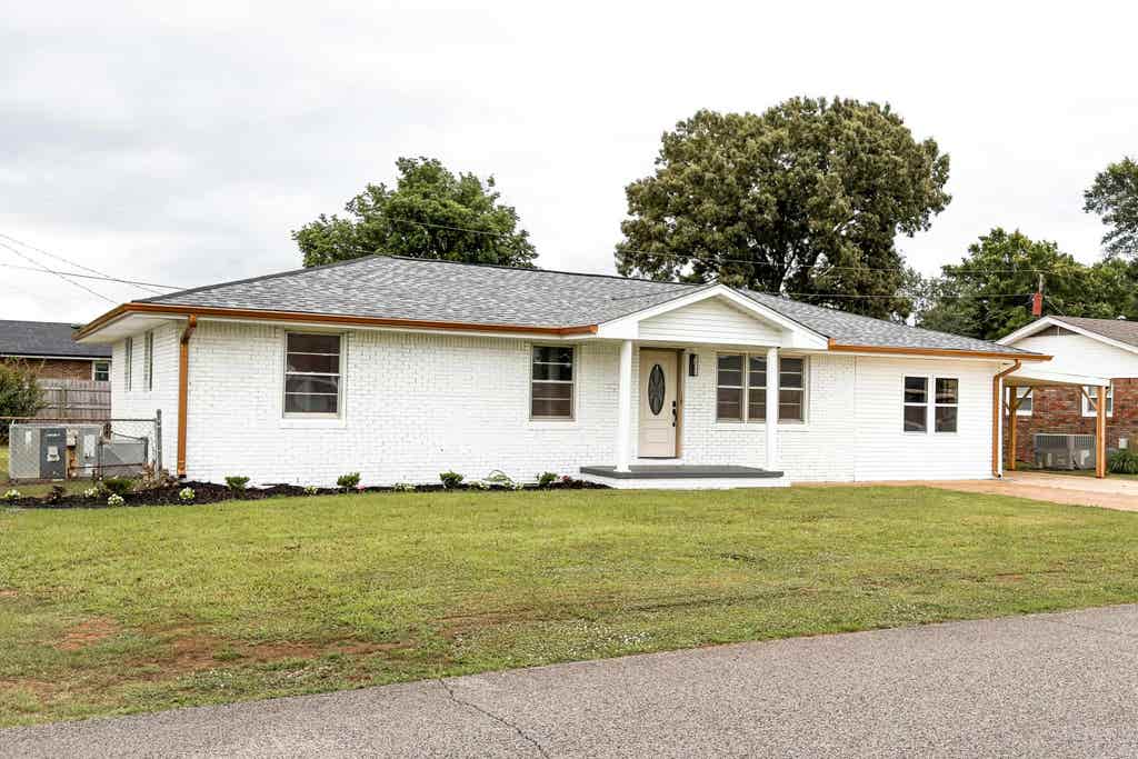 Photo of 114 Colorado Ave, Muscle Shoals, AL 35661 (MLS # 529597)