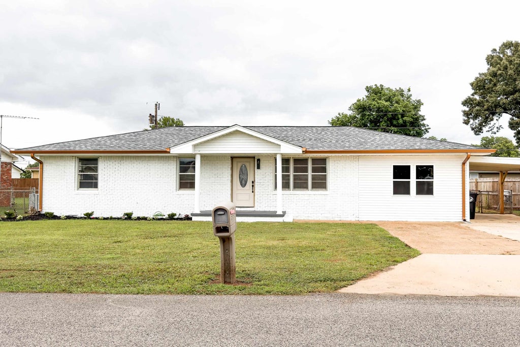 Photo of 114 Colorado Ave, Muscle Shoals, AL 35661 (MLS # 529597)