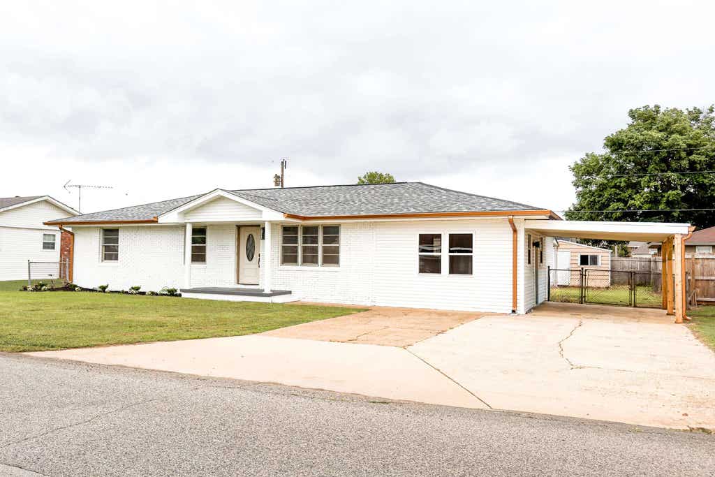 Photo of 114 Colorado Ave, Muscle Shoals, AL 35661 (MLS # 529597)