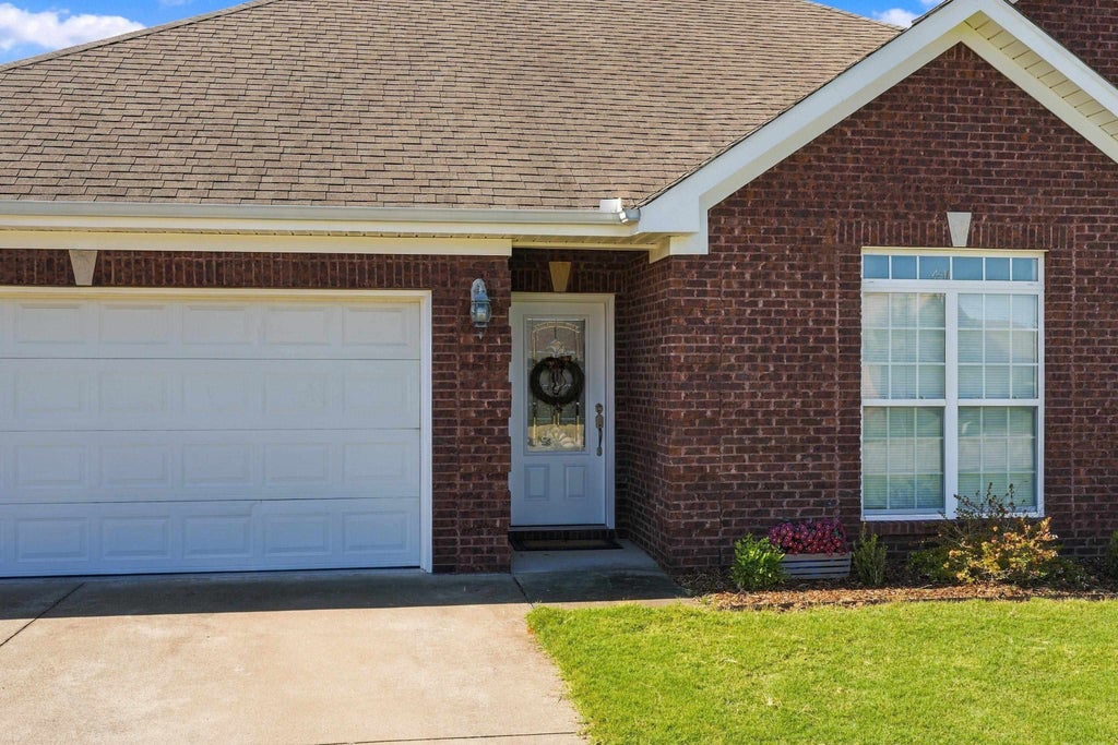 Photo of 310 Meredith Dr, Muscle Shoals, AL 35661 (MLS # 531920)