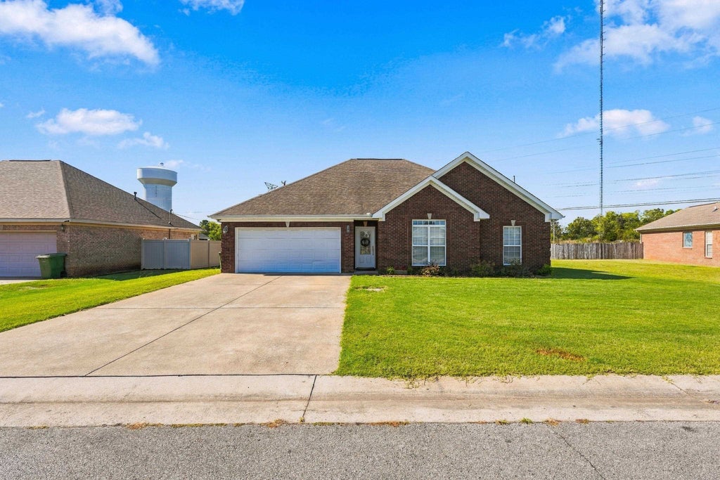 Photo of 310 Meredith Dr, Muscle Shoals, AL 35661 (MLS # 531920)