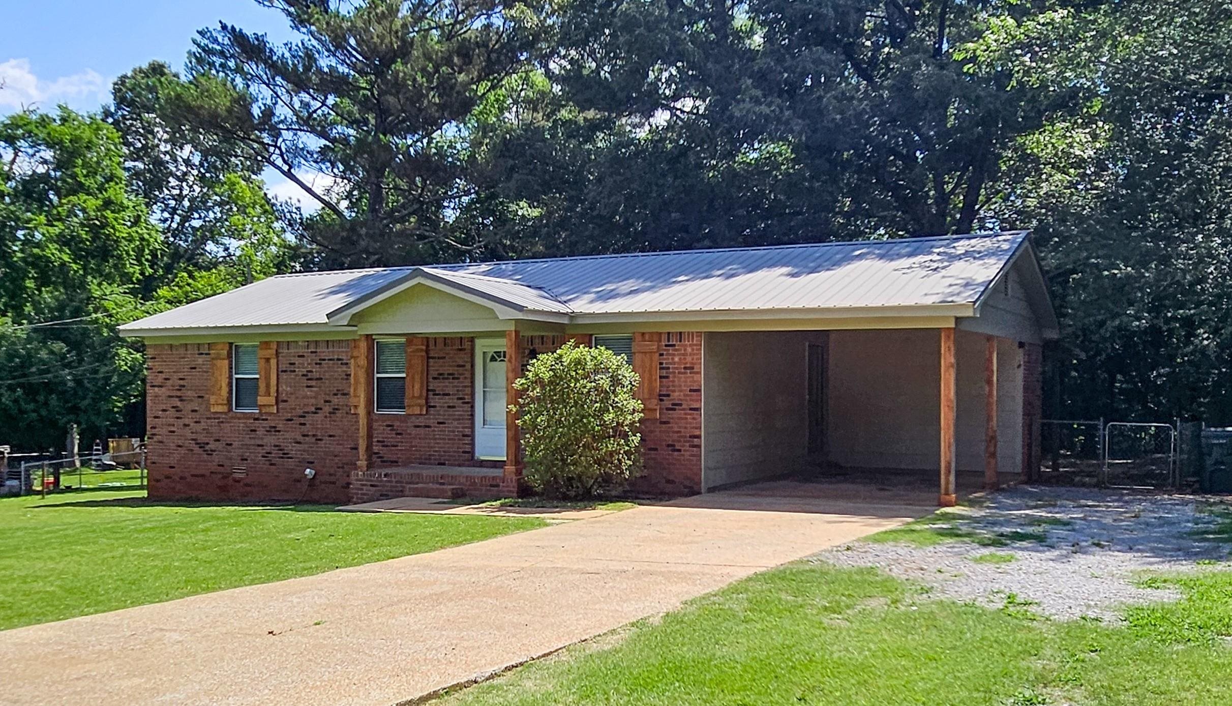Photo 1 of 45 — 1260 Lakewood Dr E, Muscle Shoals, AL 35661