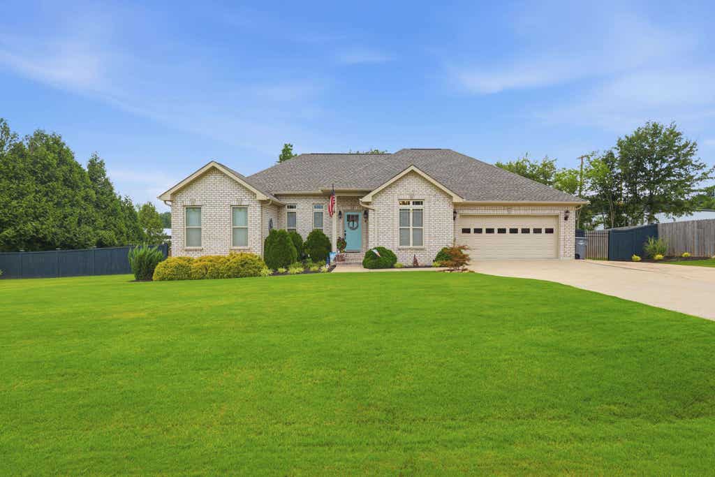 Photo of 70 Villagewood Dr, Killen, AL 35645 (MLS # 529962)