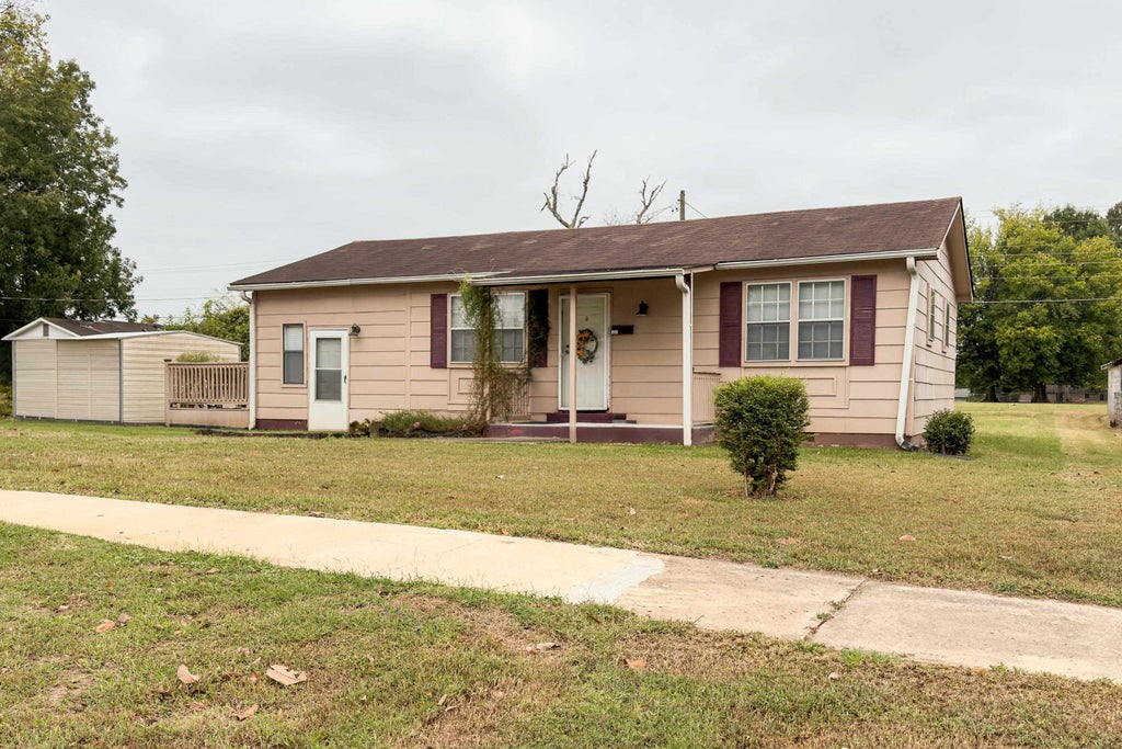 Photo of 905 Sterling Blvd, Sheffield, AL 35660 (MLS # 531650)