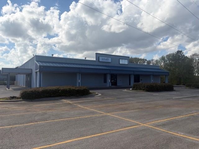 Photo 1 of 11 — 1640 S Wilson Dam Rd, Muscle Shoals, AL 35661