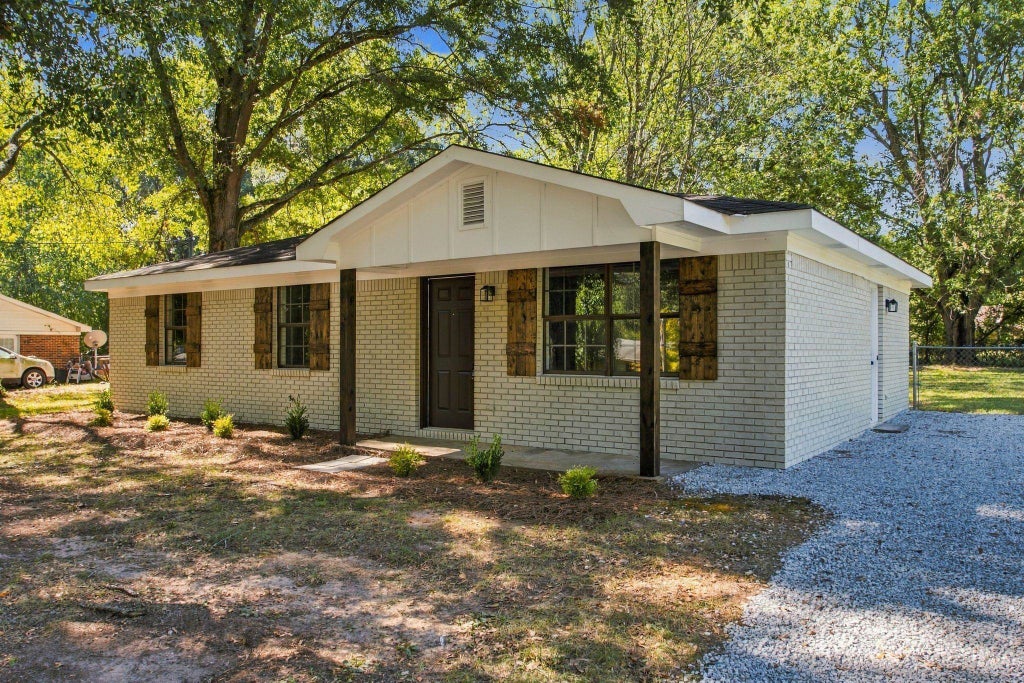 Photo of 108 N Forest Dr, Killen, AL 35645 (MLS # 531609)